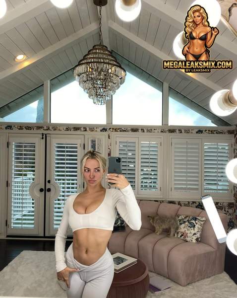 Lindsey Pelas